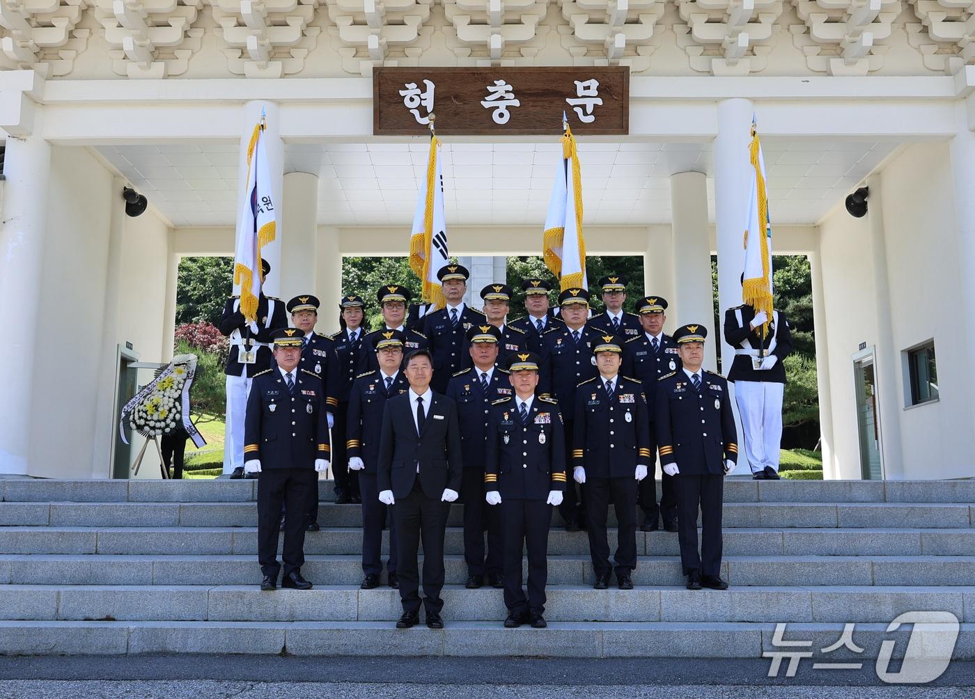 본문 이미지 - 전북경찰청 지휘부가 현충일을 맞아 임실호국원을 방문했다.(전북경찰청 제공. 재판매 및 DB금지)