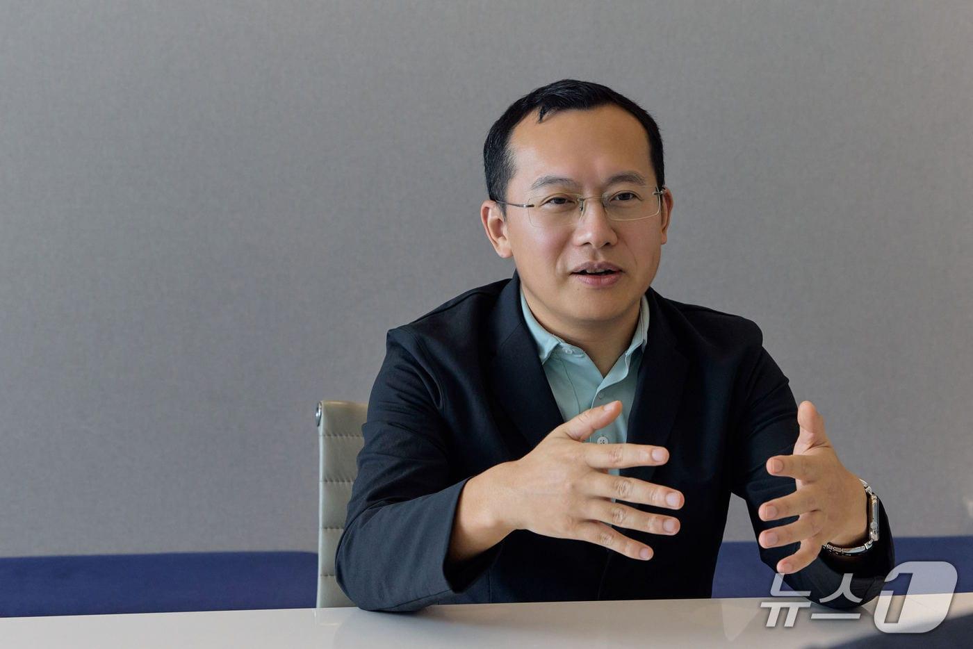 본문 이미지 - 스타 쉬 OKX CEO가 4일 오후 서울 영등포구 코인원 본사에서 진행된 뉴스1과의 인터뷰에서 발언하고 있다. 사진=OKX
