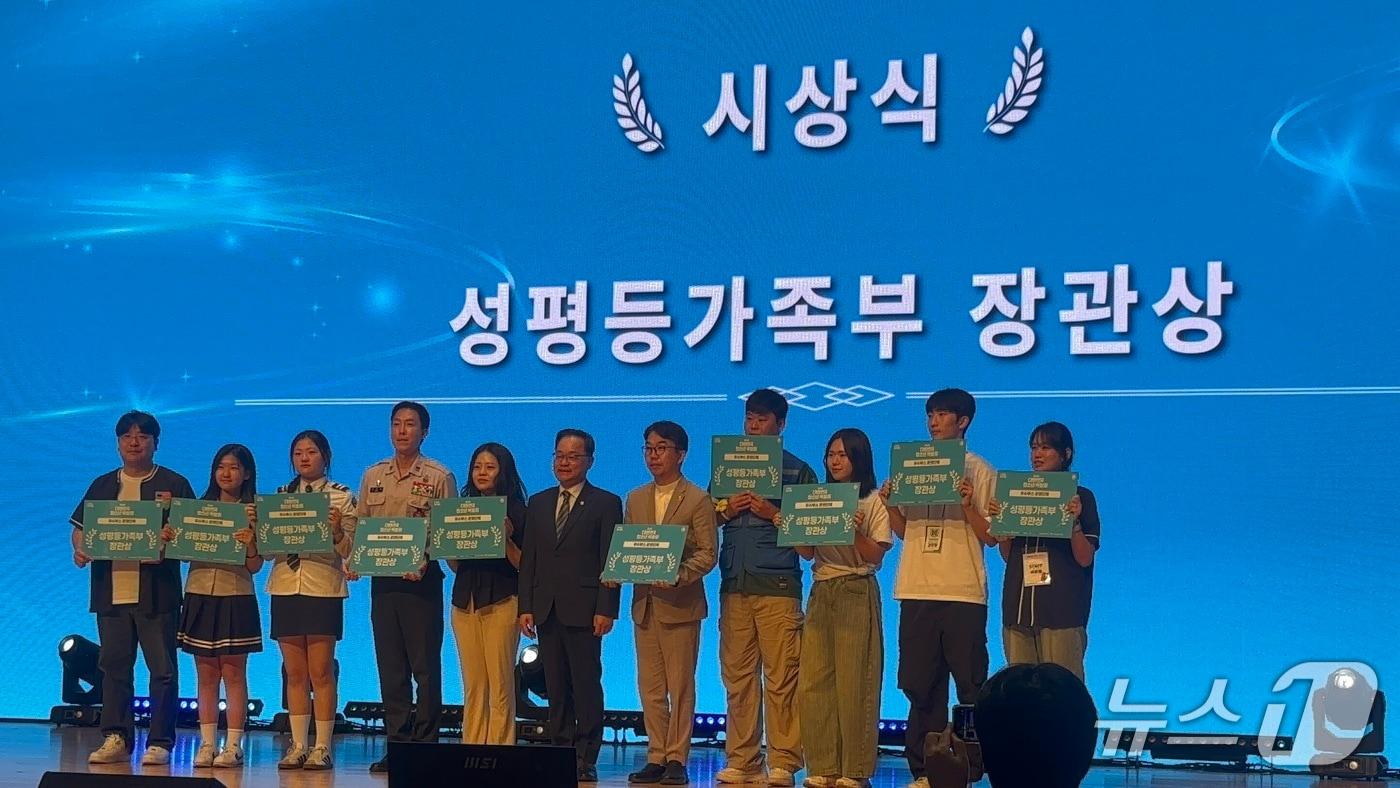 본문 이미지 - 동래구청소년센터 관계자들이 성평등가족부 장관상을 수상한 후 기념촬영을 하고 있다.(동래구 제공. 재판매 및 DB금지)