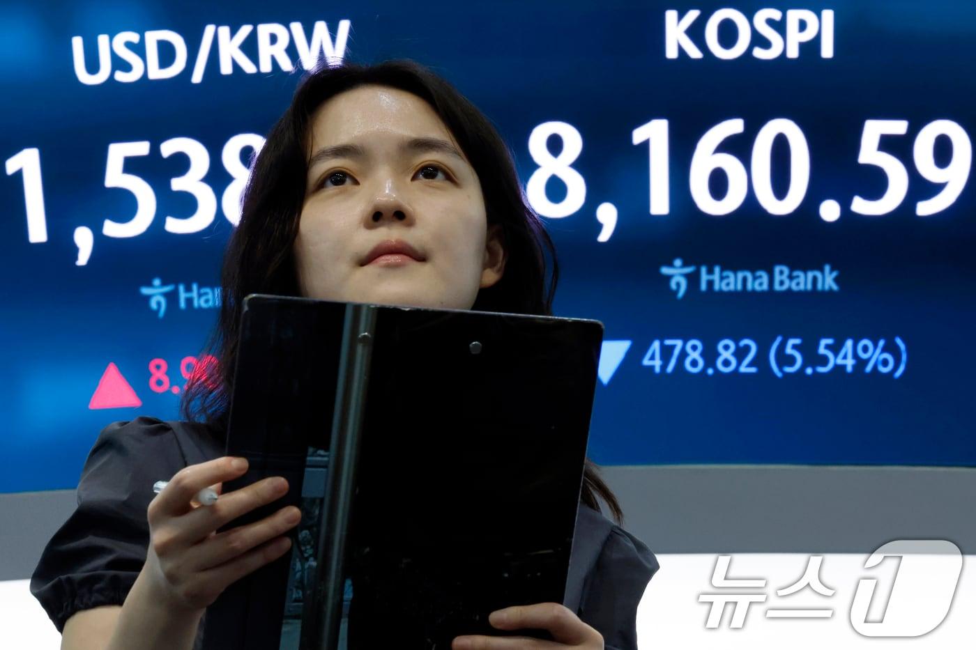 본문 이미지 - 지난 5일 오후 서울 중구 하나은행 딜링룸 전광판에 코스피 등 종가가 표시되고 있다. 2026.6.5 ⓒ 뉴스1 박정호 기자