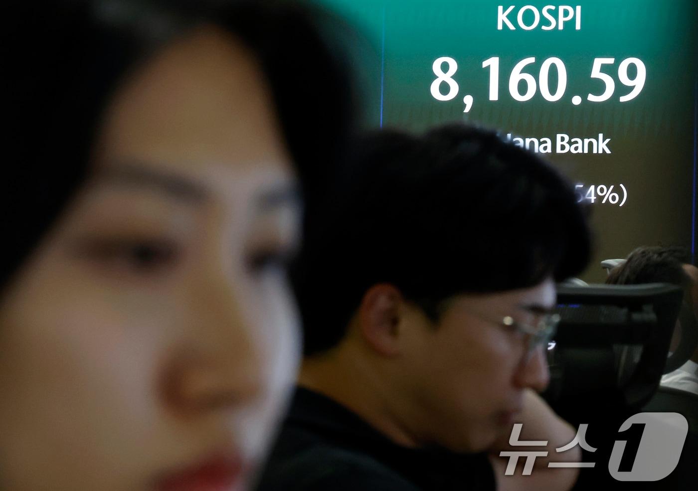 본문 이미지 - 미국 뉴욕증시 '브로드컴 쇼크' 영향과 외국인의 반도체주 위주 차익 실현 매물이 쏟아진 5일 오후 서울 중구 하나은행 딜링룸 전광판에 코스피 등 종가가 표시되고 있다. 2026.6.5 ⓒ 뉴스1 박정호 기자