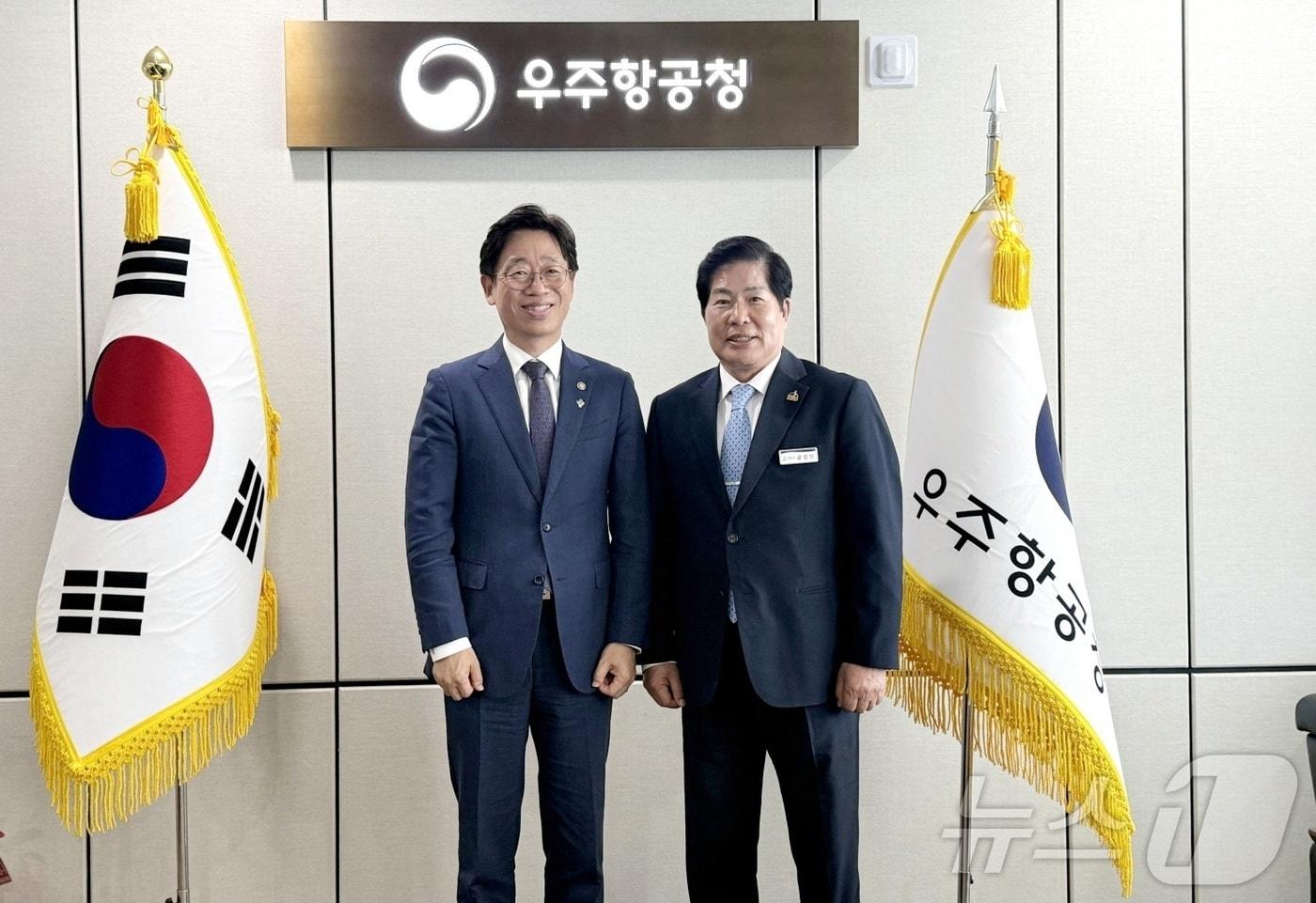 본문 이미지 - 공영민 고흥군수(좌)는 5일 재선 후 첫 일정으로 오태석 우주항공청장과 면담 후 기념사진을 촬영하고 있다. (고흥군 제공. 재판매 및 DB금지) ⓒ 뉴스1 김성준 기자