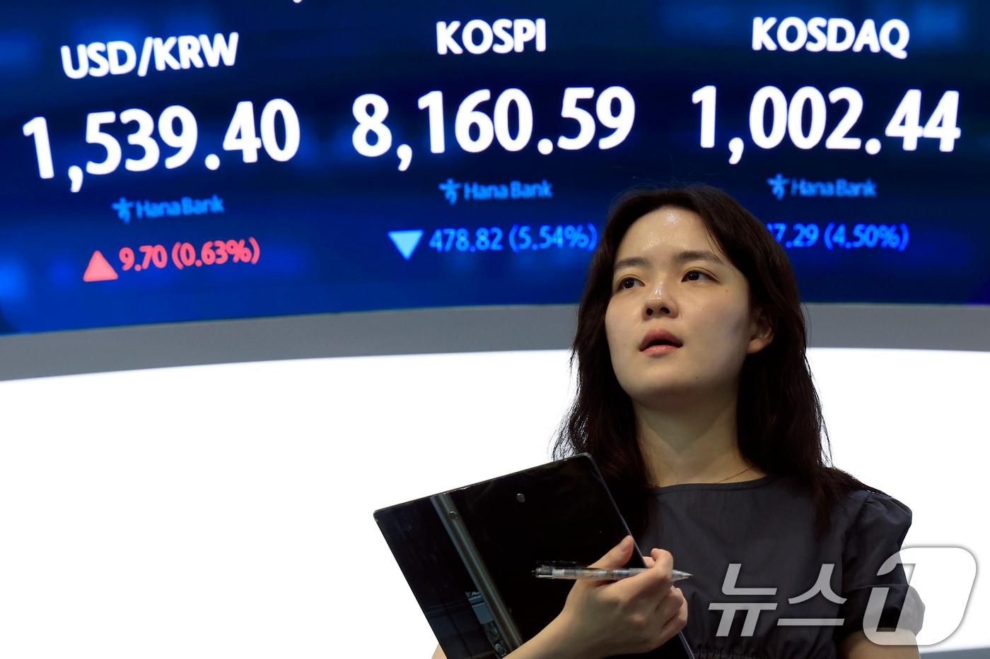 본문 이미지 - 미국 뉴욕증시 '브로드컴 쇼크' 영향과 외국인의 반도체주 위주 차익 실현 매물이 쏟아진 5일 오후 서울 중구 하나은행 딜링룸 전광판에 코스피 등 종가가 표시되고 있다.2026.6.5 ⓒ 뉴스1 박정호 기자