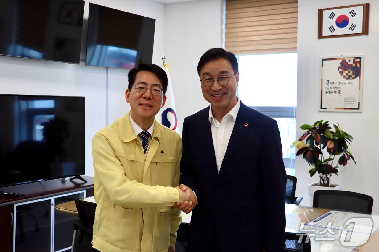 본문 이미지 - 위성곤 제주지사 당선인(오른쪽)과 황종우 해양수산부 장관.(위성곤 당선인측 제공. 재판매 및 DB 금지)/뉴스1 