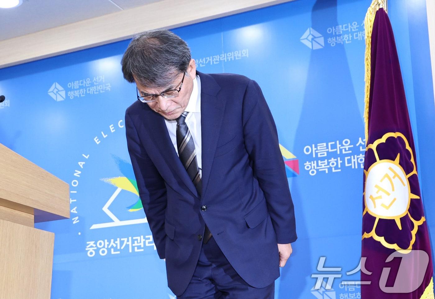 본문 이미지 - 노태악 중앙선거관리위원장이 5일 오후 경기 과천 중앙선관위에서 ‘투표용지 부족 사태’ 관련 대국민 사과에 앞서 고개를 숙이고 있다. 2026.6.5 ⓒ 뉴스1 구윤성 기자