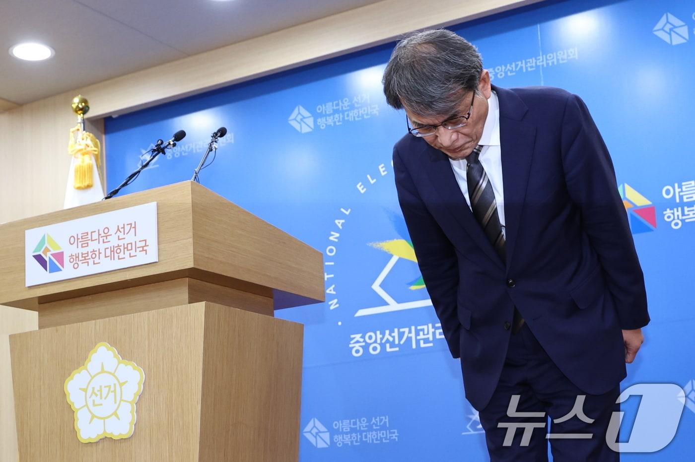 본문 이미지 - 노태악 중앙선거관리위원장이 5일 오후 경기 과천 중앙선관위에서 ‘투표용지 부족 사태’ 관련 대국민 사과에 앞서 고개를 숙이고 있다. 2026.6.5 ⓒ 뉴스1 구윤성 기자