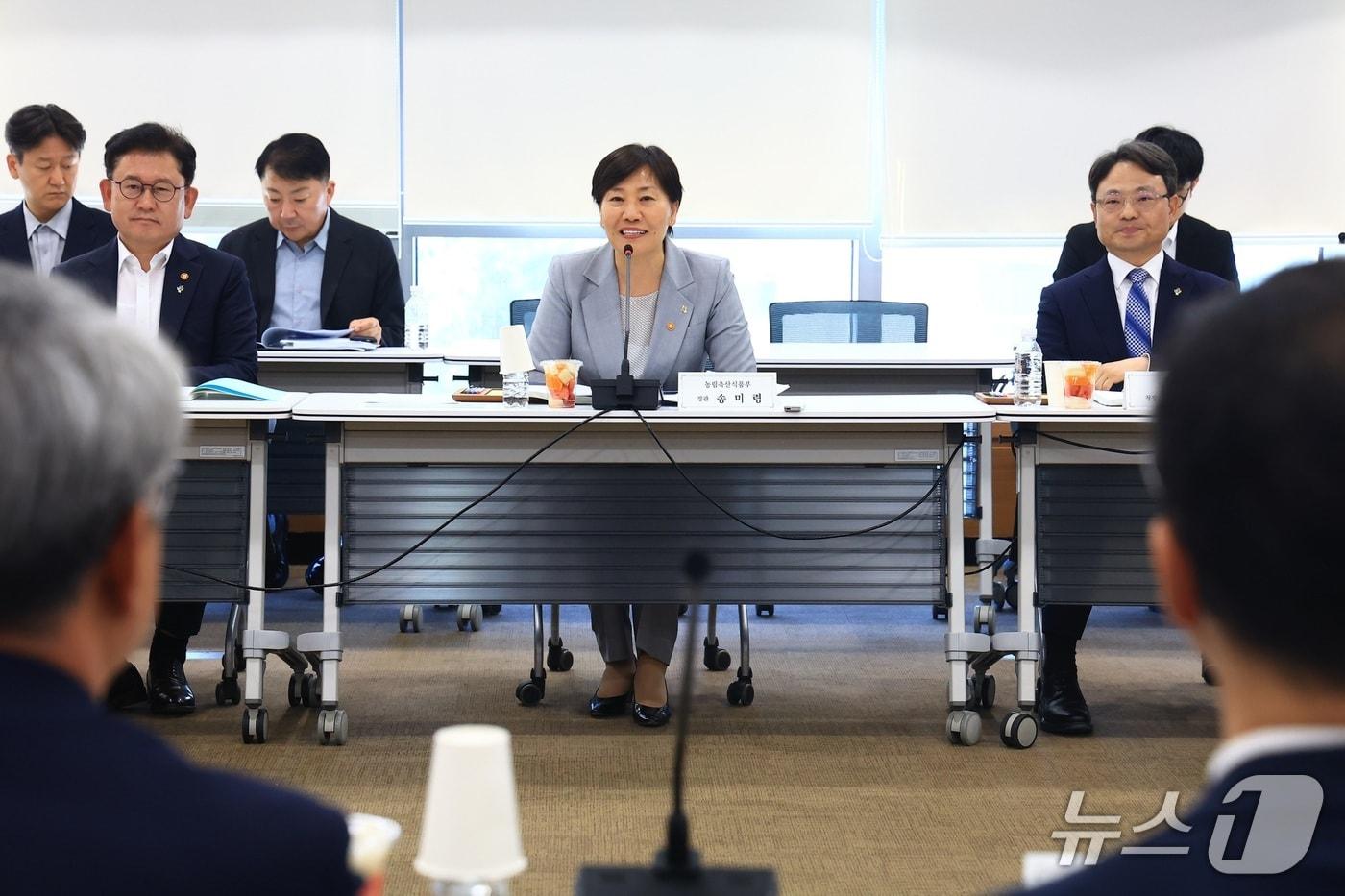 본문 이미지 - 농림축산식품부는 5일 정부세종청사에서 송미령 장관 주재로 농어업인 삶의 질 향상 및 농어촌 지역개발위원회(삶의질위원회) 실무위원회를 열고 농어촌 삶의 질 향상을 위한 정책 추진 방향과 2026년 시행계획을 논의했다. ⓒ 뉴스1