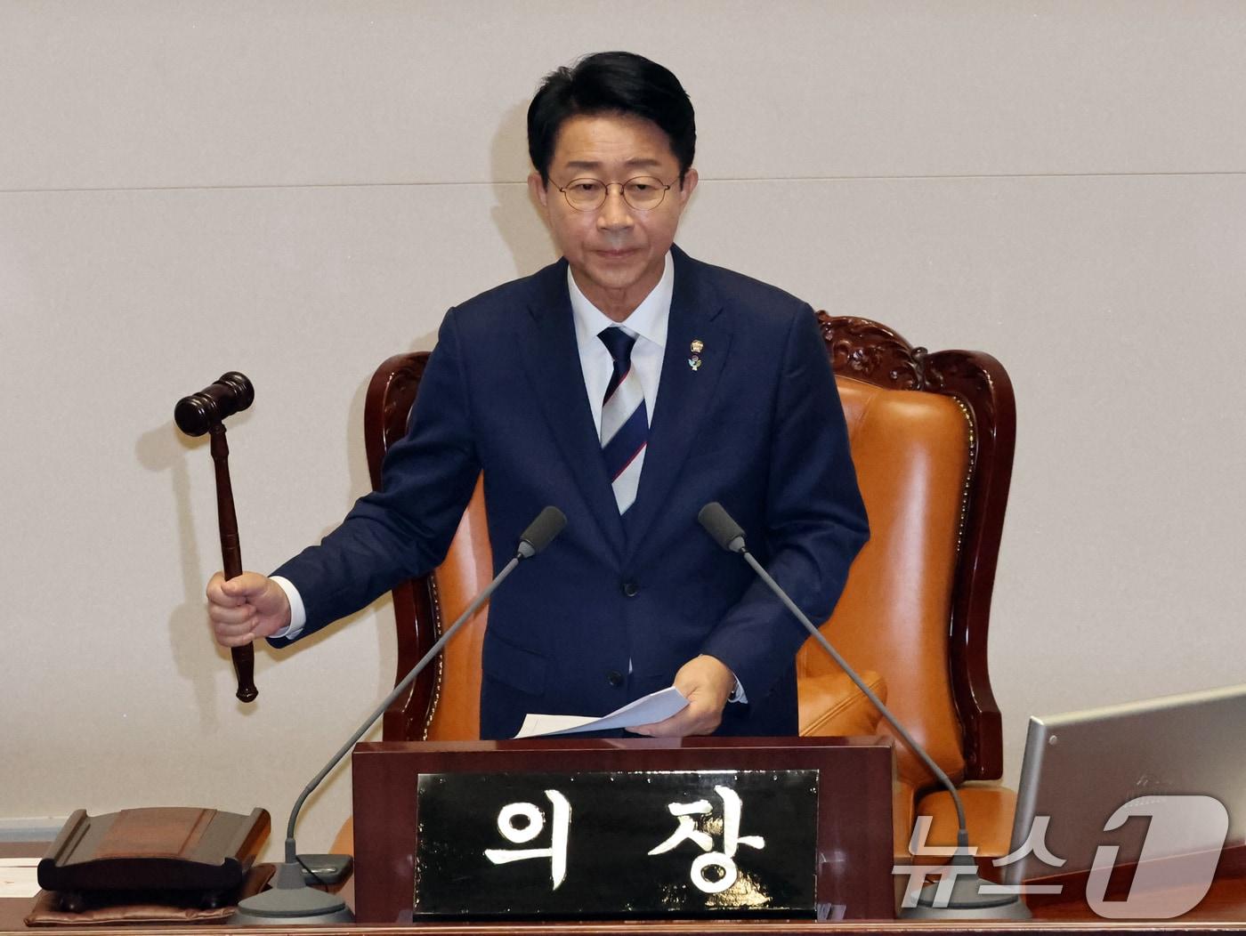 본문 이미지 - 조정식 신임 22대 국회 후반기 국회의장이 5일 오후 서울 여의도 국회 본회의장에서 열린 제436회 국회(임시회) 제1차 본회의에서 의사봉을 두드리고 있다. 2026.6.5 ⓒ 뉴스1 황기선 기자