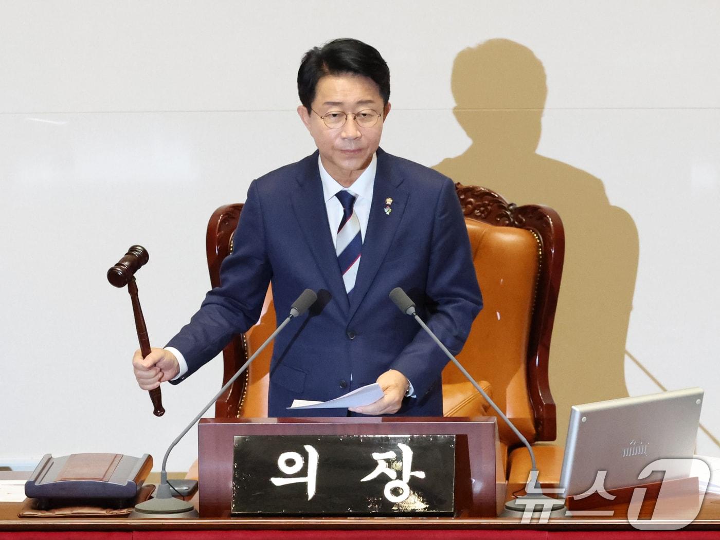 본문 이미지 - 조정식 신임 22대 국회 후반기 국회의장이 5일 오후 서울 여의도 국회 본회의장에서 열린 제436회 국회(임시회) 제1차 본회의에서 의사봉을 두드리고 있다. 2026.6.5 ⓒ 뉴스1 황기선 기자