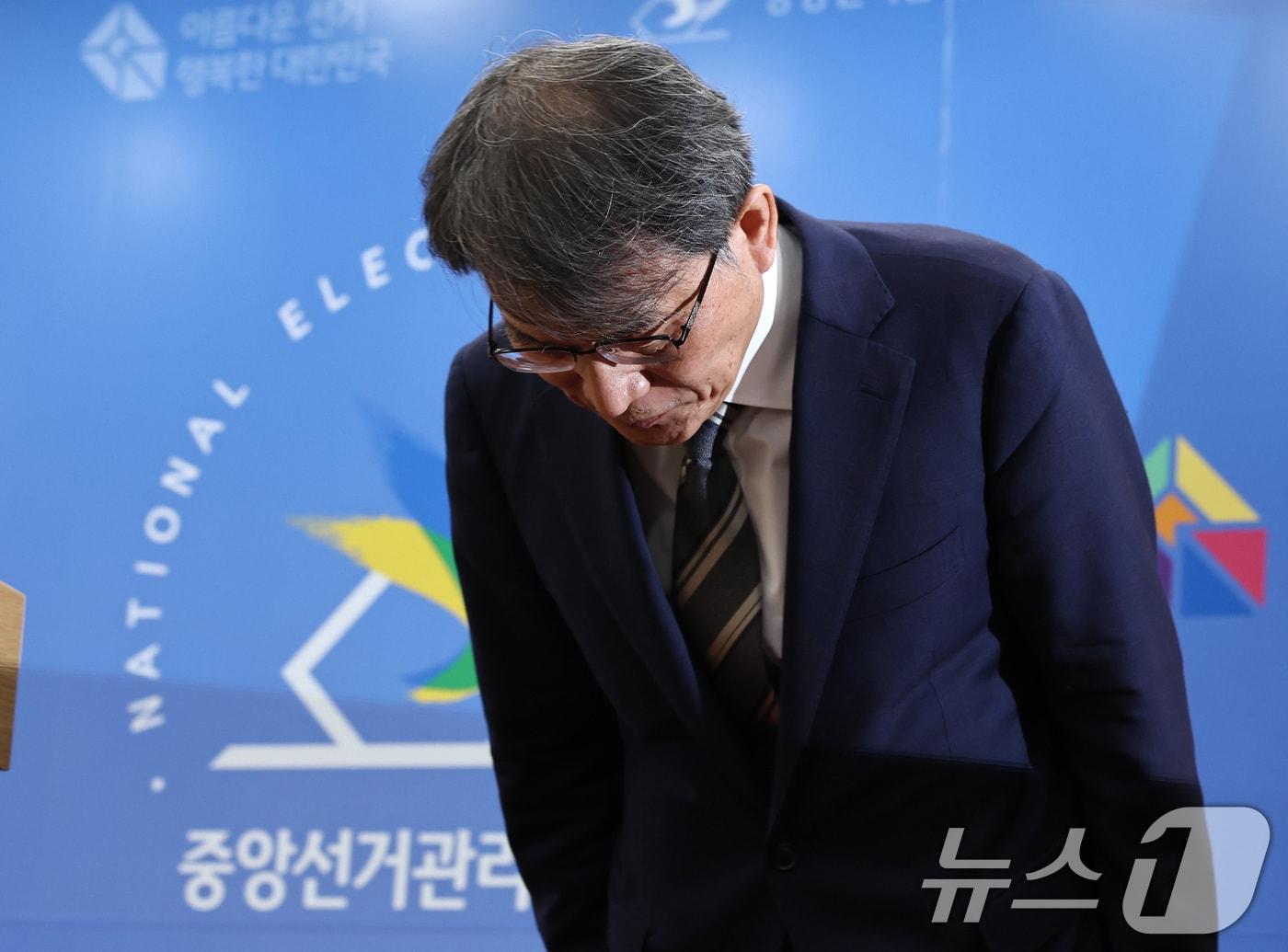 본문 이미지 - 노태악 중앙선거관리위원장이 5일 오후 경기 과천 중앙선관위에서 ‘투표용지 부족 사태’ 관련 대국민 사과를 하고 있다. 2026.6.5 ⓒ 뉴스1 구윤성 기자