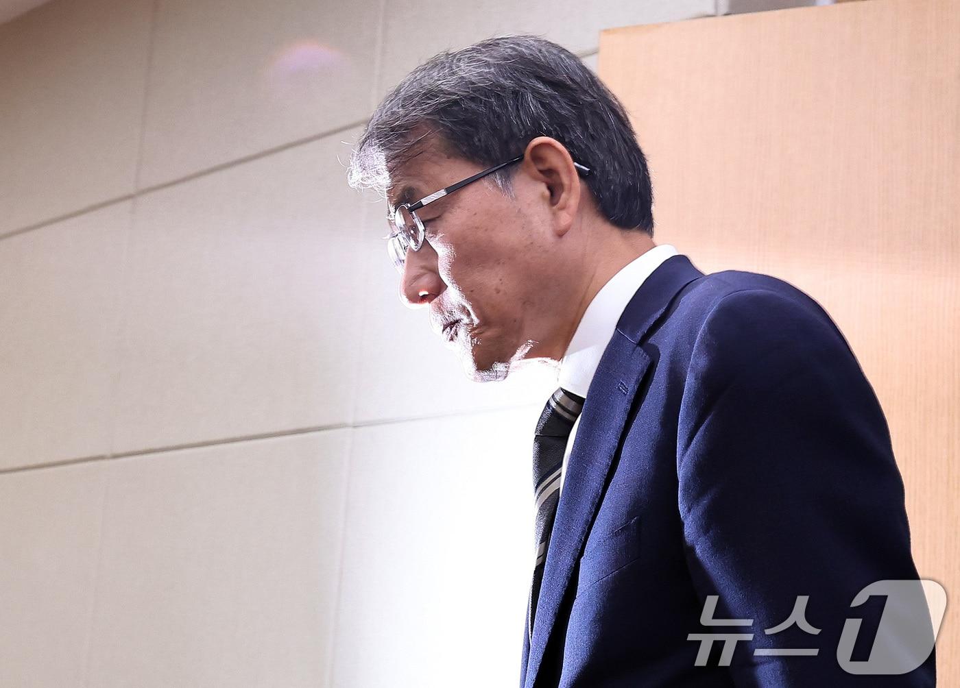 본문 이미지 - 노태악 중앙선거관리위원장이 5일 오후 경기 과천 중앙선관위에서 '투표용지 부족 사태' 관련 대국민 사과를 하기 위해 회견장에 들어서고 있다. 2026.6.5 ⓒ 뉴스1 구윤성 기자