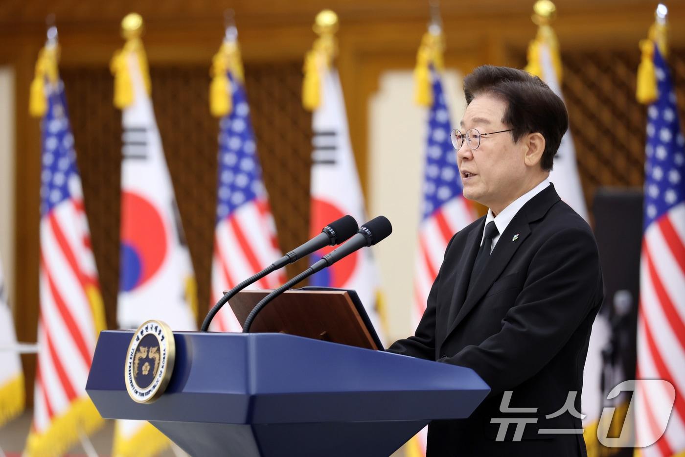 본문 이미지 - 이재명 대통령이 5일 경기 성남시 서울공항에서 열린 한미 6·25전사자 유해 상호봉환식에서 추모사를 하고 있다. 2026.6.5 ⓒ 뉴스1 이재명 기자