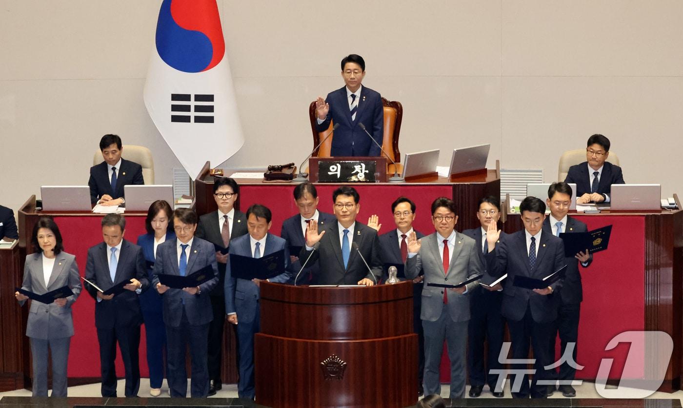 본문 이미지 - 6·3 재보궐선거로 당선된 국회의원들이 5일 서울 여의도 국회에서 열린 제436회 국회(임시회) 제1차 본회의에 참석해 선서를 하고 있다. 2026.6.5 ⓒ 뉴스1 황기선 기자