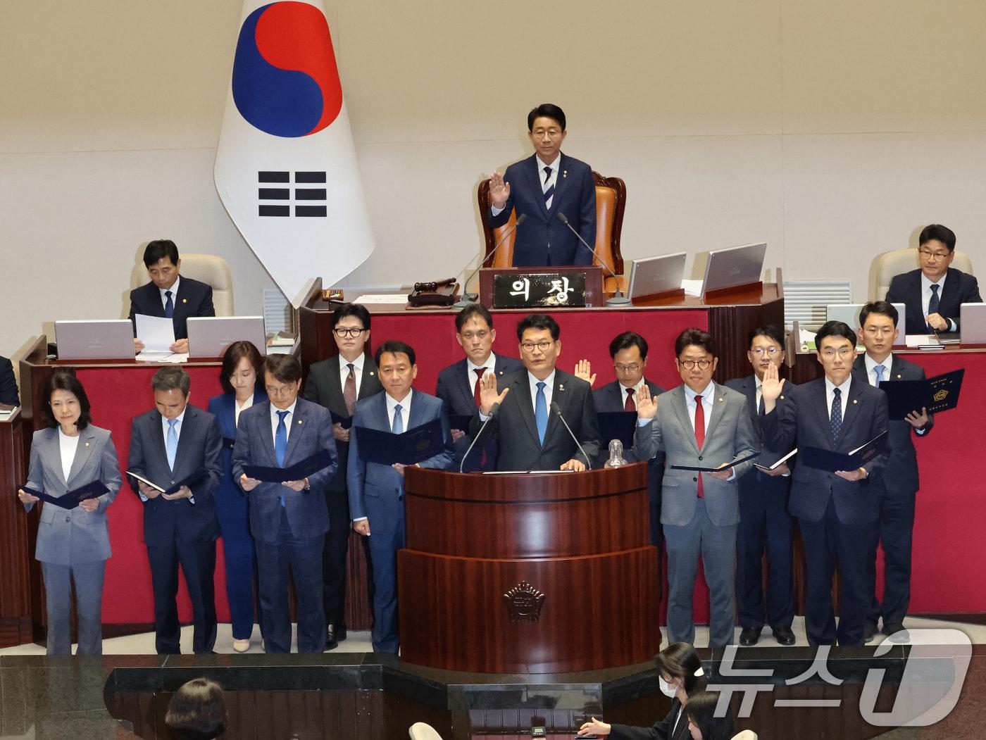 본문 이미지 - 6·3 재보궐선거로 당선된 국회의원들이 5일 서울 여의도 국회에서 열린 제436회 국회(임시회) 제1차 본회의에 참석해 선서를 하고 있다. 2026.6.5 ⓒ 뉴스1 황기선 기자