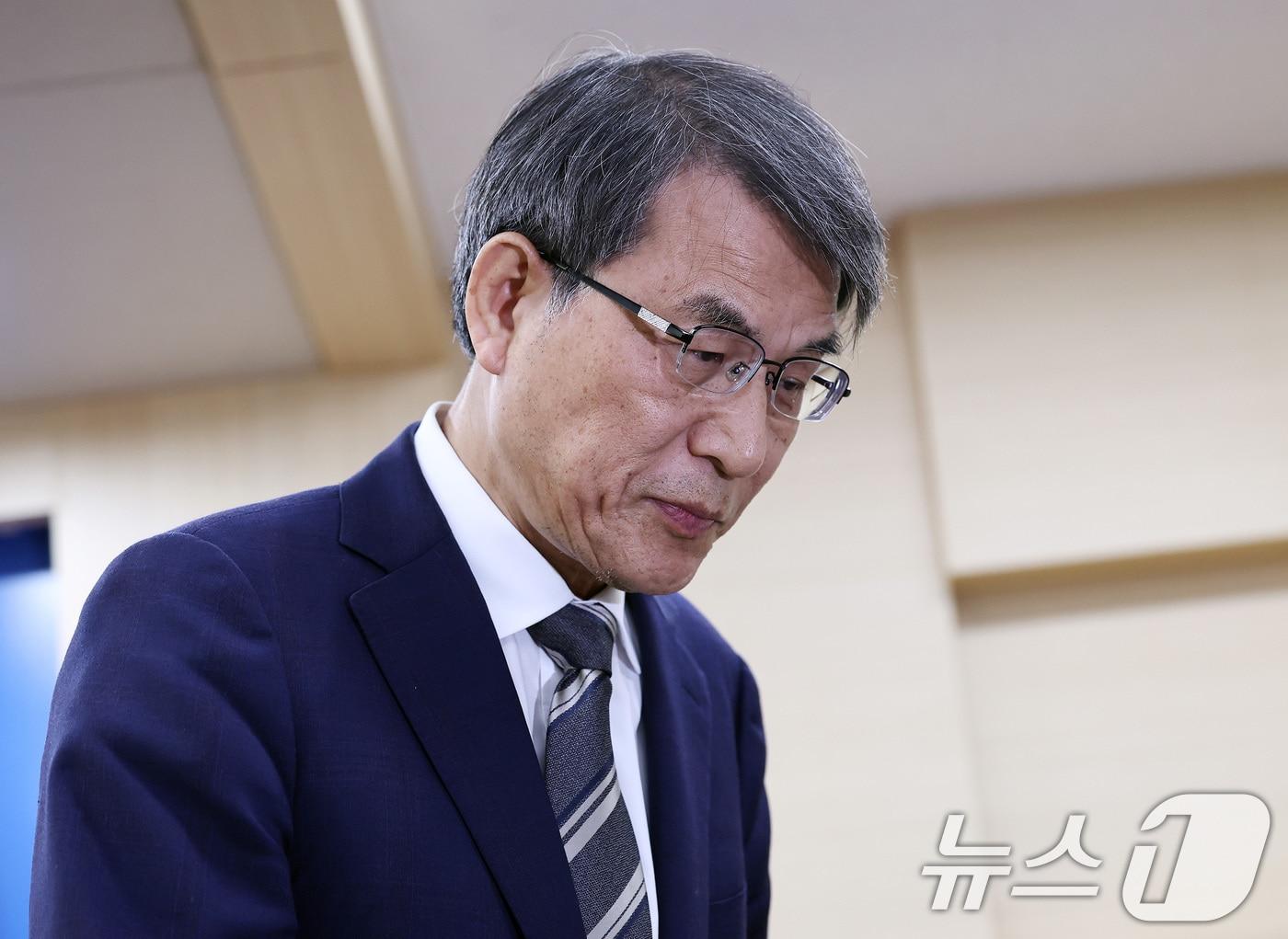 본문 이미지 - 노태악 중앙선거관리위원장이 5일 오후 경기 과천 중앙선관위에서 ‘투표용지 부족 사태’ 관련 대국민 사과를 마치고 회견장을 나서고 있다. 2026.6.5 ⓒ 뉴스1 구윤성 기자