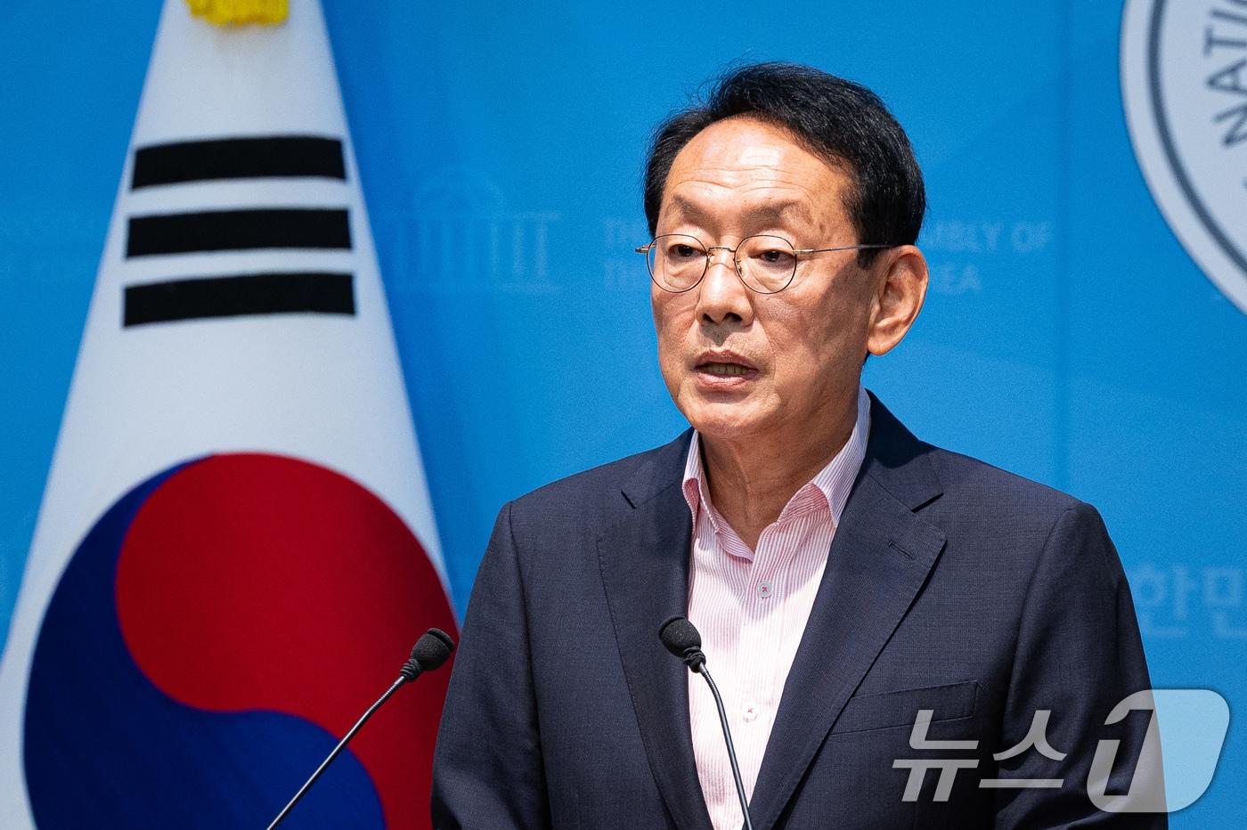 본문 이미지 - 김도읍 국민의힘 의원이 5일 서울 여의도 국회 소통관에서 원내대표 출마 선언 기자회견을 하고 있다. 2026.6.5 ⓒ 뉴스1 유승관 기자