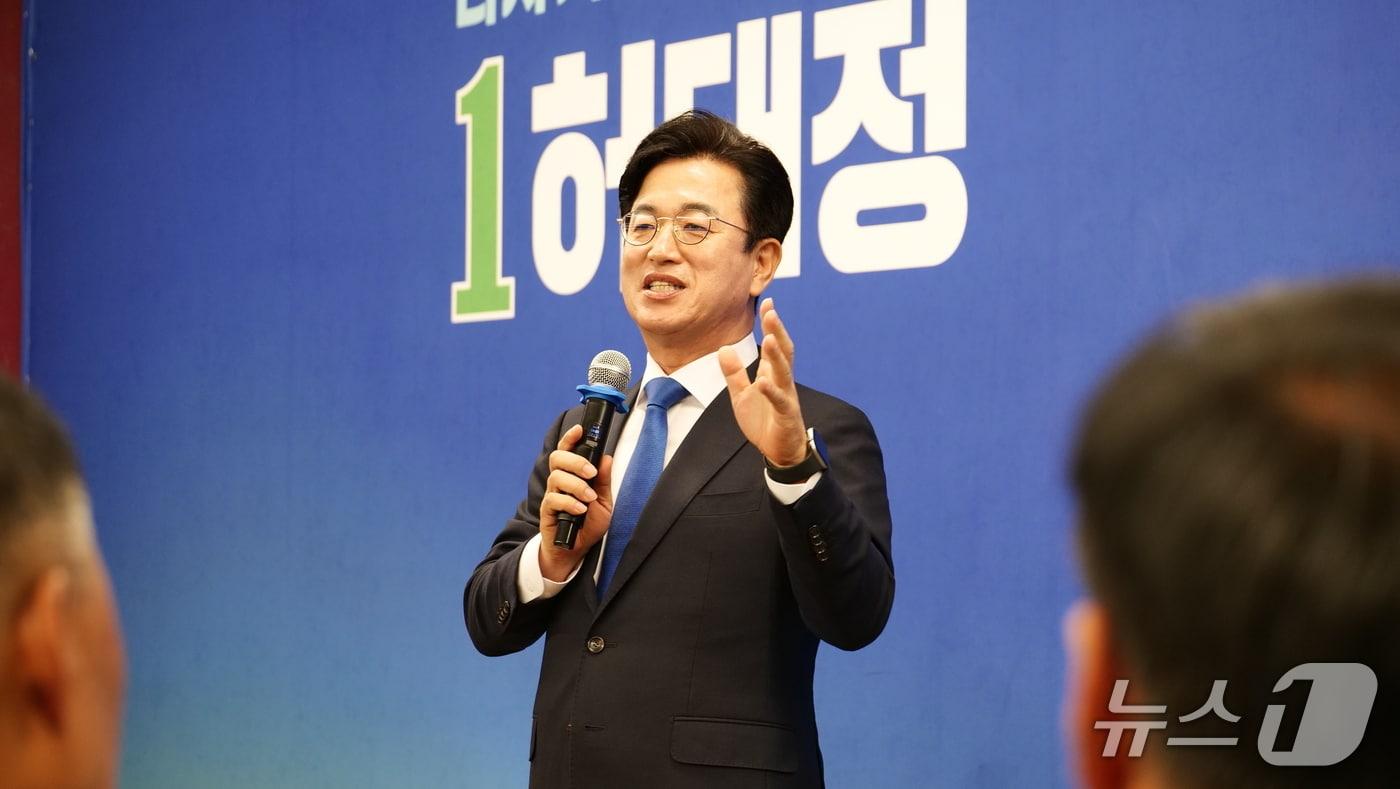 본문 이미지 - 허태정 대전시장 당선자가 5일 선거사무소에서 열린 해단식에서 감사 인사를 하고 있다. (캠프 제공) / 뉴스1