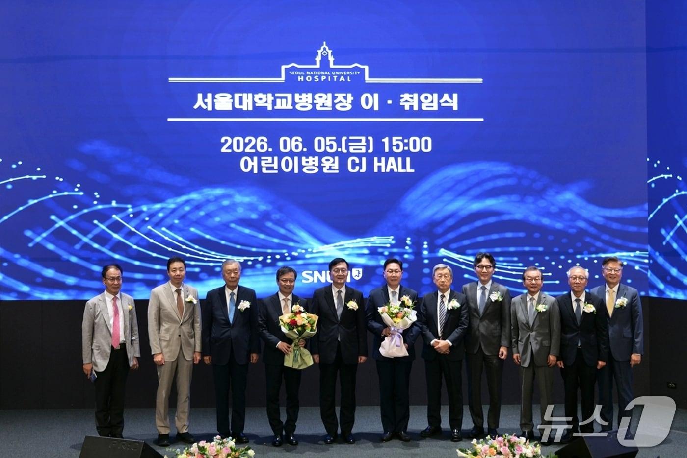 본문 이미지 - 서울대병원은 5일 오후 서울 종로구 병원 원내에서 김영태 19대 병원장과 백남종 20대 병원장의 이취임식을 진행했다고 밝혔다. 이날 행사에는 유홍림 서울대 총장과 전임 병원장 등 원내외 인사 300여명이 참석했다.(서울대병원 제공)