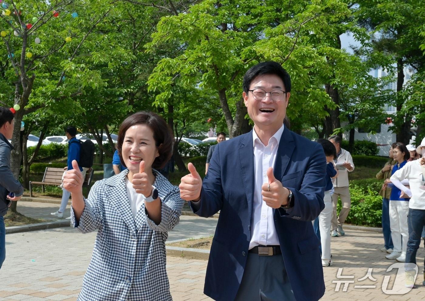 본문 이미지 - 구자열 민선 9기 강원 원주시장 당선인(오른쪽) 자료 사진. (재판매 및 DB금지)/뉴스1