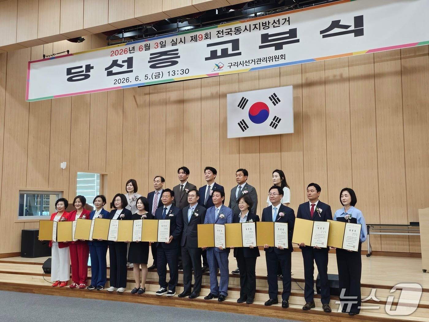 본문 이미지 - 신동화 민선 9기 경기 구리시장 당선인이 당선증을 교부받는 모습 (사진 신동화 캠프)