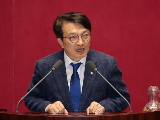 본문 이미지 - 김의겸 더불어민주당 의원이 5일 서울 여의도 국회에서 열린 제436회 국회(임시회) 제1차 본회의에 참석해 인사말을 하고 있다. ⓒ 뉴스1 황기선 기자