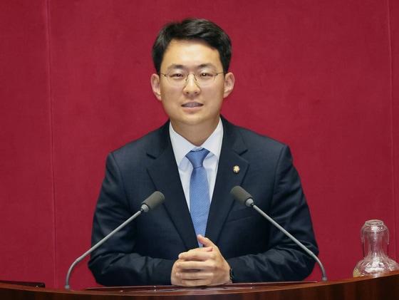 본문 이미지 - 박지원 더불어민주당 의원이 서울 여의도 국회에서 열린 제436회 국회(임시회) 제1차 본회의에 참석해 인사말을 하고 있다. ⓒ 뉴스1 황기선 기자