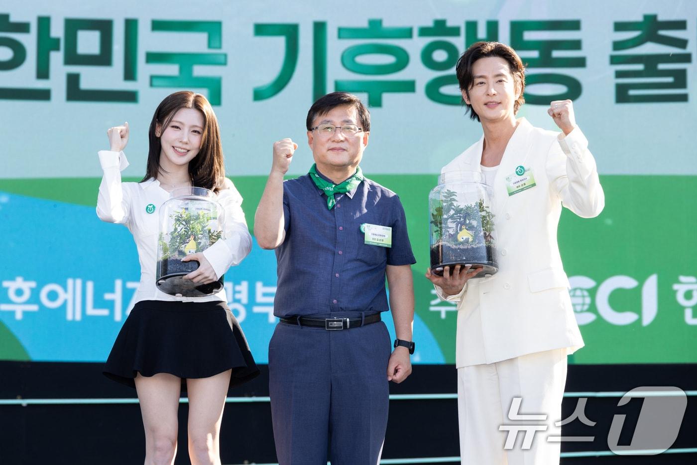 본문 이미지 - 김성환 기후에너지환경부 장관이 서울 잠원한강공원에서 열린 2026 환경의 날 기념식에서 걸그룹 아이들 멤버 미연, 배우 권율에게 기후행동 홍보대사 위촉장을 수여한 뒤 기념촬영을 하고 있다. (기후부 제공. 재판매 및 DB 금지) 2026.6.5 ⓒ 뉴스1