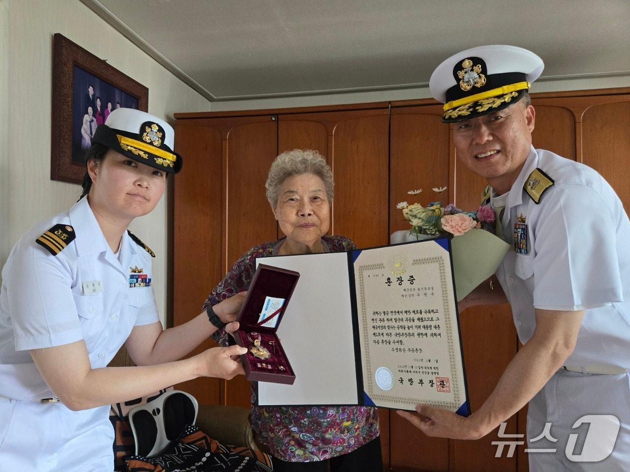 본문 이미지 - 장석용 해군작전사령부 참모장이 5일 6·25 참전 유공자인 고 우원우 하사 배우자 백영자 씨에게 화랑무공훈장을 전도 수여하고 있다. (해군작전사령부 제공. 재판매 및 DB금지)