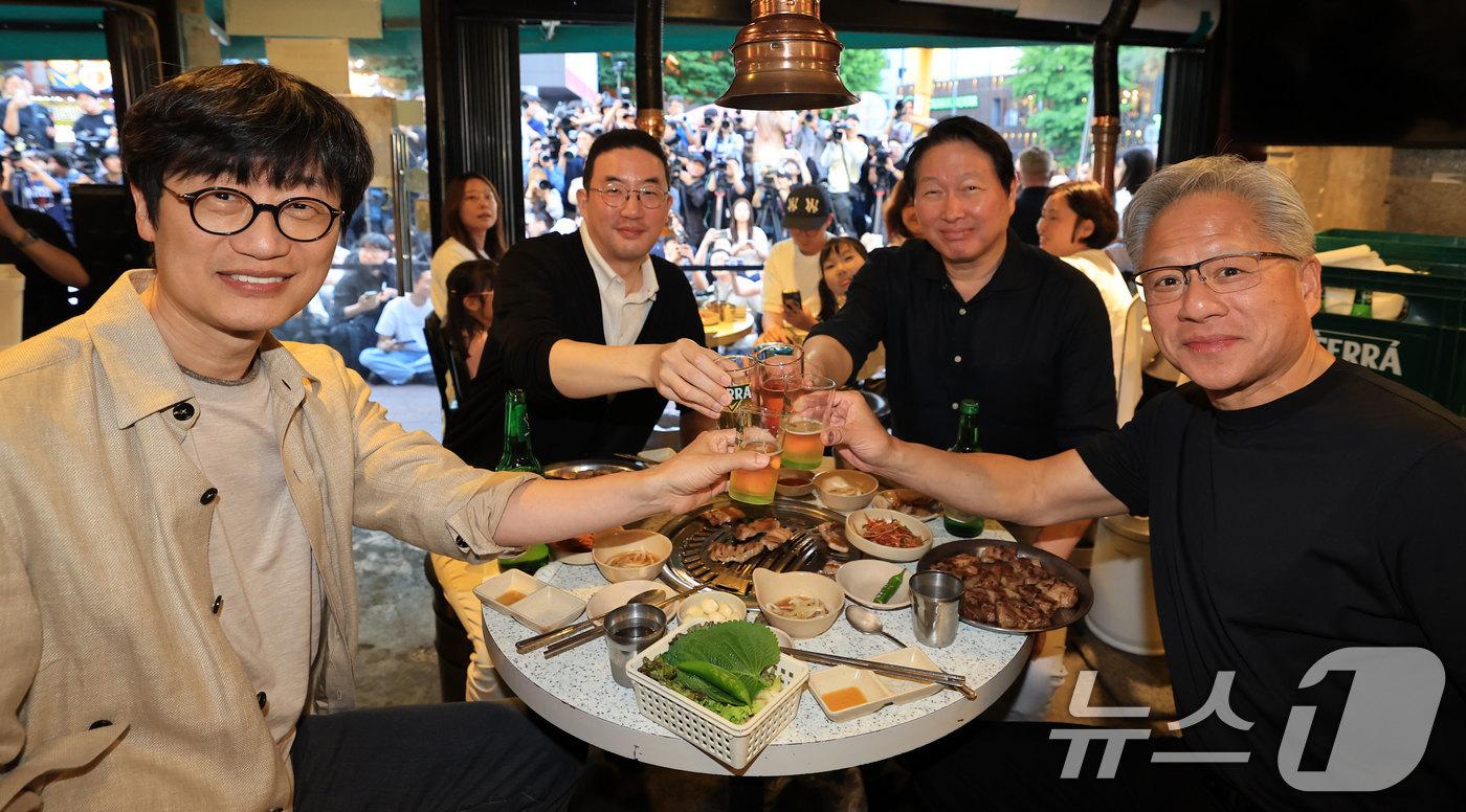 본문 이미지 - 젠슨 황 엔비디아 최고경영자(CEO)가 5일 오후 서울 마포구 홍익대학교 인근의 삼겹살집에서 기업 총수들과 회동, 잔을 부딪치고 있다. 왼쪽부터 이해진 네이버 의장, 구광모 LG그룹 회장, 최태원 SK그룹 회장, 젠슨 황 엔비디아 최고경영자(CEO) (공동취재) 2026.6.5 ⓒ 뉴스1 이광호 기자