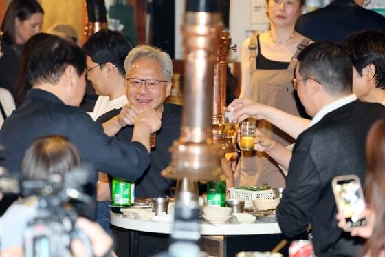 본문 이미지 - 젠슨 황 엔비디아 최고경영자(CEO)가 5일 오후 서울 마포구 홍익대학교 인근의 삼겹살집에서 최태원 SK그룹 회장과 구광모 LG그룹 회장, 이해진 네이버 의장을 만나 잔을 부딪히고 있다. 2026.6.5 ⓒ 뉴스1 이광호 기자