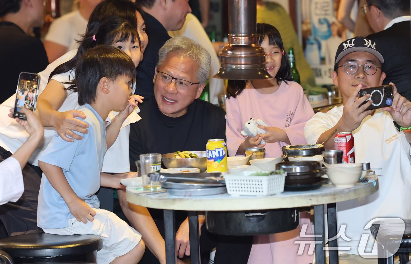 본문 이미지 - 젠슨 황 엔비디아 최고경영자(CEO)가 5일 서울 마포구 홍익대학교 인근 고깃집에서 열린 최태원 SK회장, 구광모 LG회장, 이해진 네이버 의장과의 삼겹살 회동을 마친 뒤 어린이와 대화하고 있다. (공동취재) 2026.6.5 ⓒ 뉴스1 이광호 기자