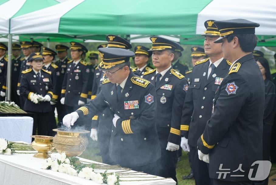 본문 이미지 - 경기도소방재난본부 관계자들이 지난달 27일 17개 소방관서 관계자, 유가족과 함께 국립대전현충원 소방공무원 묘역을 참배하고 있다. (경기소방 제공. 재판매 및 DB 금지) 2026.6.5/뉴스1