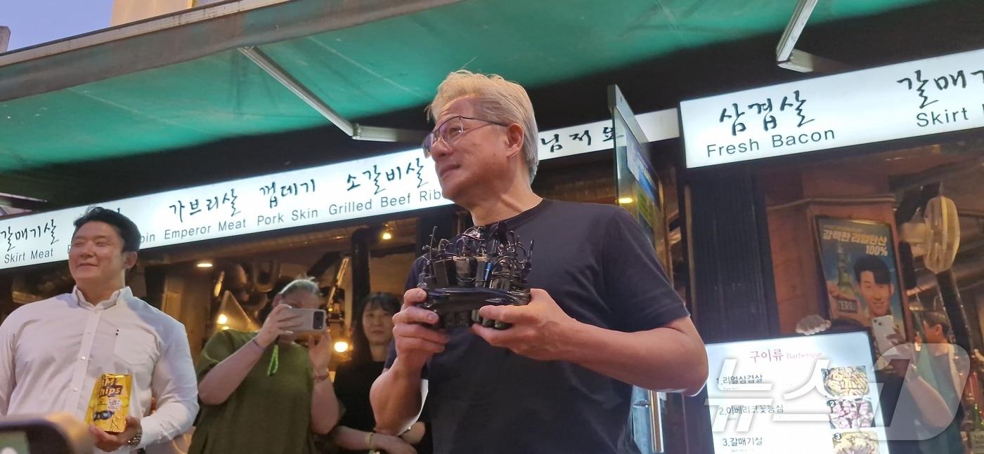 본문 이미지 - 젠슨 황 엔비디아 최고경영자(CEO)가 5일 서울 마포구 홍익대학교 인근 고깃집에서 열린 최태원 SK회장, 구광모 LG회장, 이해진 네이버 의장과의 삼겹살 회동을 마친 뒤 발언하는 모습. 2026.06.05 ⓒ 뉴스1 신은빈 기자