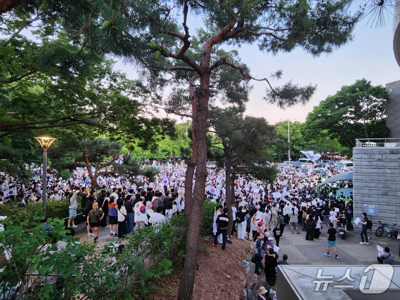 본문 이미지 - 5일 오후 잠실 핸드볼경기장 앞에 "재선거"를 촉구하는 시위자들이 모여 출입구를 봉쇄하고 있다. 2026.06.05/ⓒ 뉴스1 권진영 기자