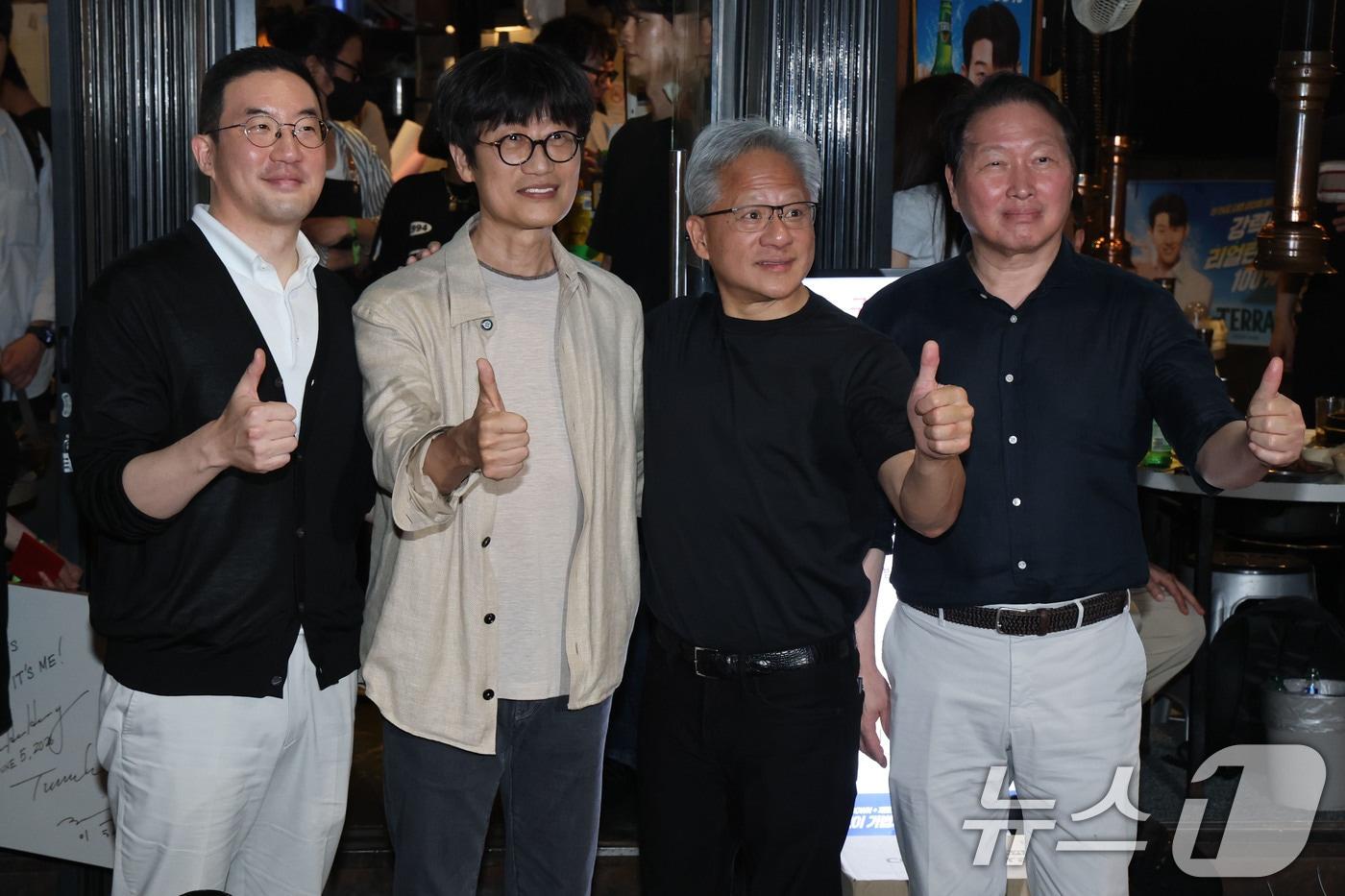 본문 이미지 - 젠슨 황 엔비디아 최고경영자(CEO)가 5일 서울 마포구 홍익대학교 인근 고깃집에서 최태원 SK회장, 구광모 LG회장, 이해진 네이버 의장과 삼겹살에 소맥(소주·맥주) 회동을 마친뒤 기념촬영을 하고 있다. 왼쪽부터 구 회장, 이 의장, 젠슨 황 CEO, 최 회장. 2026.6.5 ⓒ 뉴스1 이광호 기자