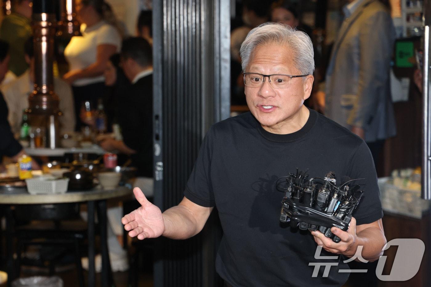 본문 이미지 - 젠슨 황 엔비디아 최고경영자(CEO)가 5일 서울 마포구 홍익대학교 인근 고깃집에서 최태원 SK회장, 구광모 LG회장, 이해진 네이버 의장과 삼겹살·소맥(소주·맥주) 회동 중 잠시 나와 취재진의 질문에 답하고 있다. 2026.6.5 ⓒ 뉴스1 이광호 기자