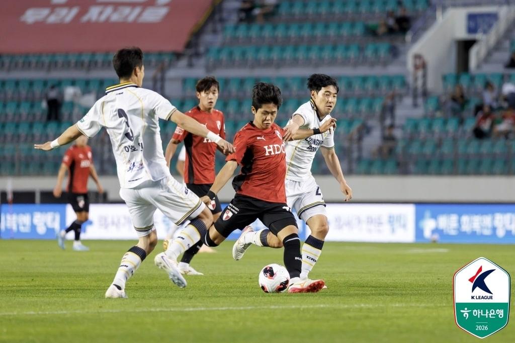 본문 이미지 - 부산 아이파크 손휘(유니폼 상의 빨간색). (한국프로축구연맹 제공)