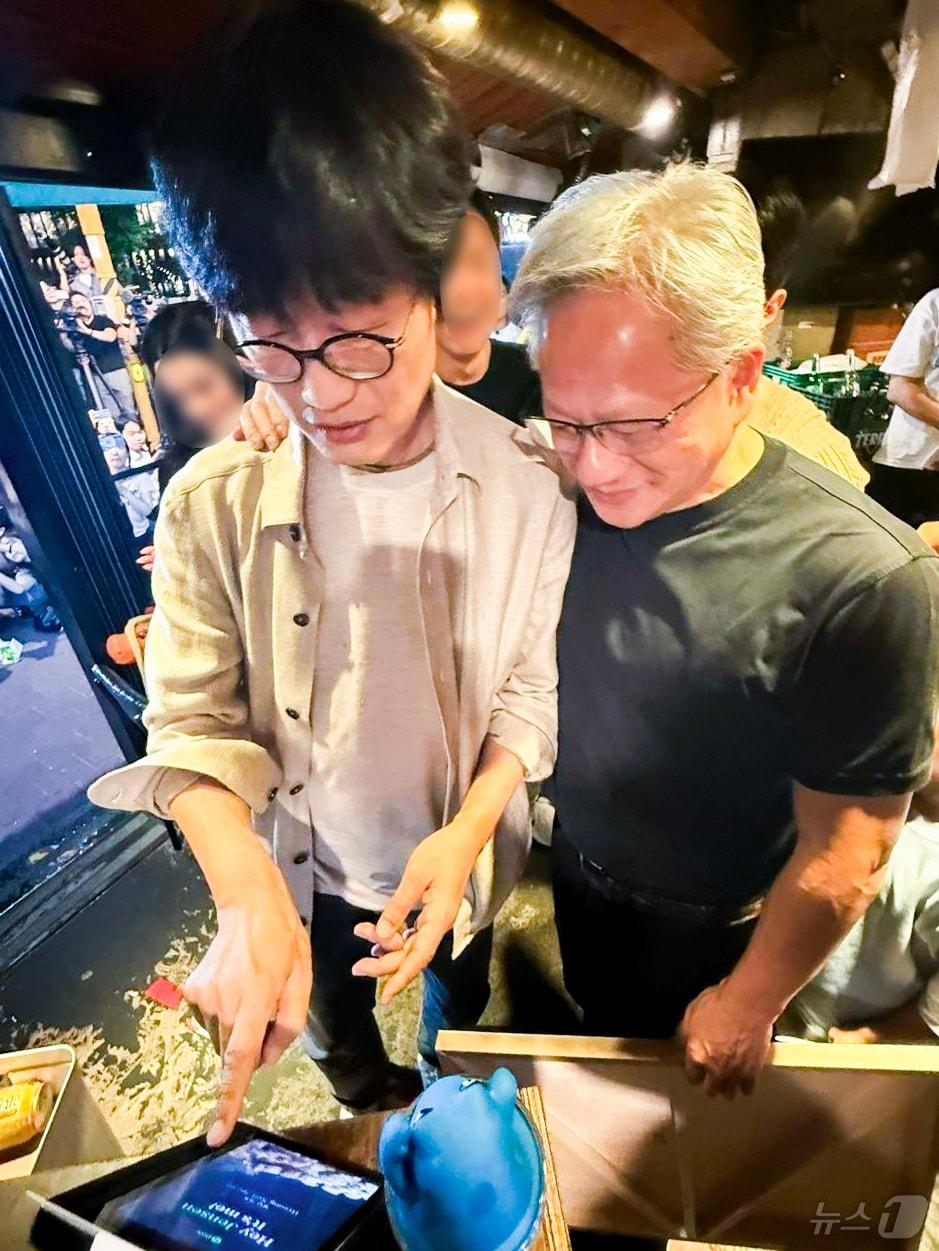 본문 이미지 - 이해진 네이버 이사회 의장이 5일 서울 마포구 홍대 인근의 한 식당에서 가진 젠슨 황 엔비디아 최고경영자(CEO)와의 삼겹살·소맥회동에서 네이버페이 페이스사인으로 결제하고 있다. (네이버 제공. 재판매 및 DB 금지) 2026.6.5 ⓒ 뉴스1