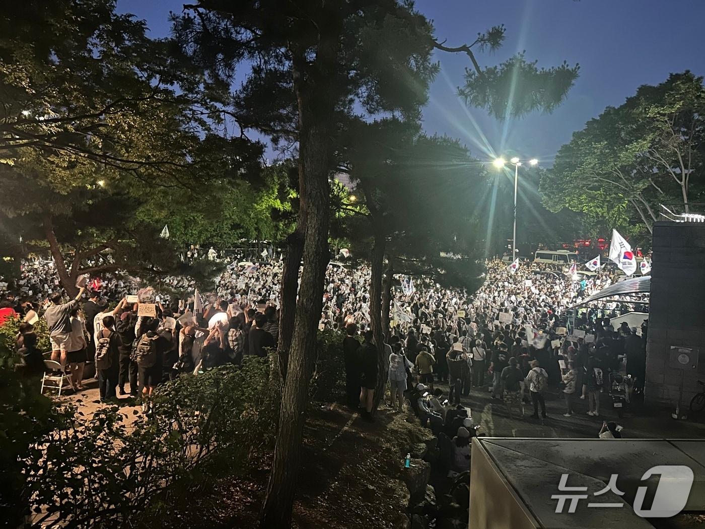 본문 이미지 - 5일 오후 잠실 핸드볼경기장 앞에 "재선거"를 촉구하는 시위자들이 모여 출입구를 봉쇄하고 있다. 2026.06.05/ⓒ 뉴스1 강서연 기자