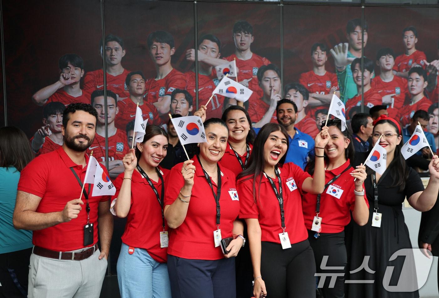 본문 이미지 - 5일(현지시간) 멕시코 할리스코 과달라하라에 위치한 2026 국제축구연맹(FIFA) 북중미월드컵 대한민국 축구대표팀 숙소 앞에서 현지 팬들이 태극기를 흔들고 있다. 2026.6.6 ⓒ 뉴스1 임세영 기자