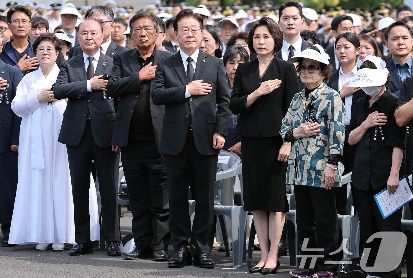 본문 이미지 - 이재명 대통령과 김혜경 여사가 6일 서울 동작구 국립서울현충원에서 열린 제71회 현충일 추념식에서 국민의례를 하고 있다. (청와대통신사진기자단) 2026.6.6 ⓒ 뉴스1 이재명 기자