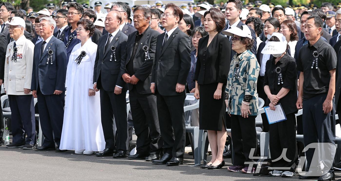 본문 이미지 - 이재명 대통령과 김혜경 여사가 6일 서울 동작구 국립서울현충원에서 열린 제71회 현충일 추념식에서 애국가를 제창하고 있다. (청와대통신사진기자단) 2026.6.6 ⓒ 뉴스1 이재명 기자