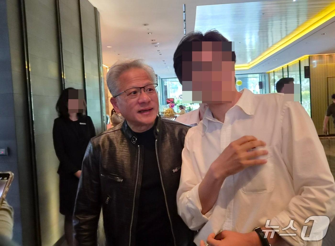 본문 이미지 - 젠슨 황 엔비디아 최고경영자(CEO)가 6일 서울 종로구 소재 포시즌스 호텔 서울을 나서고 있다.ⓒ 뉴스1/김진희 기자.