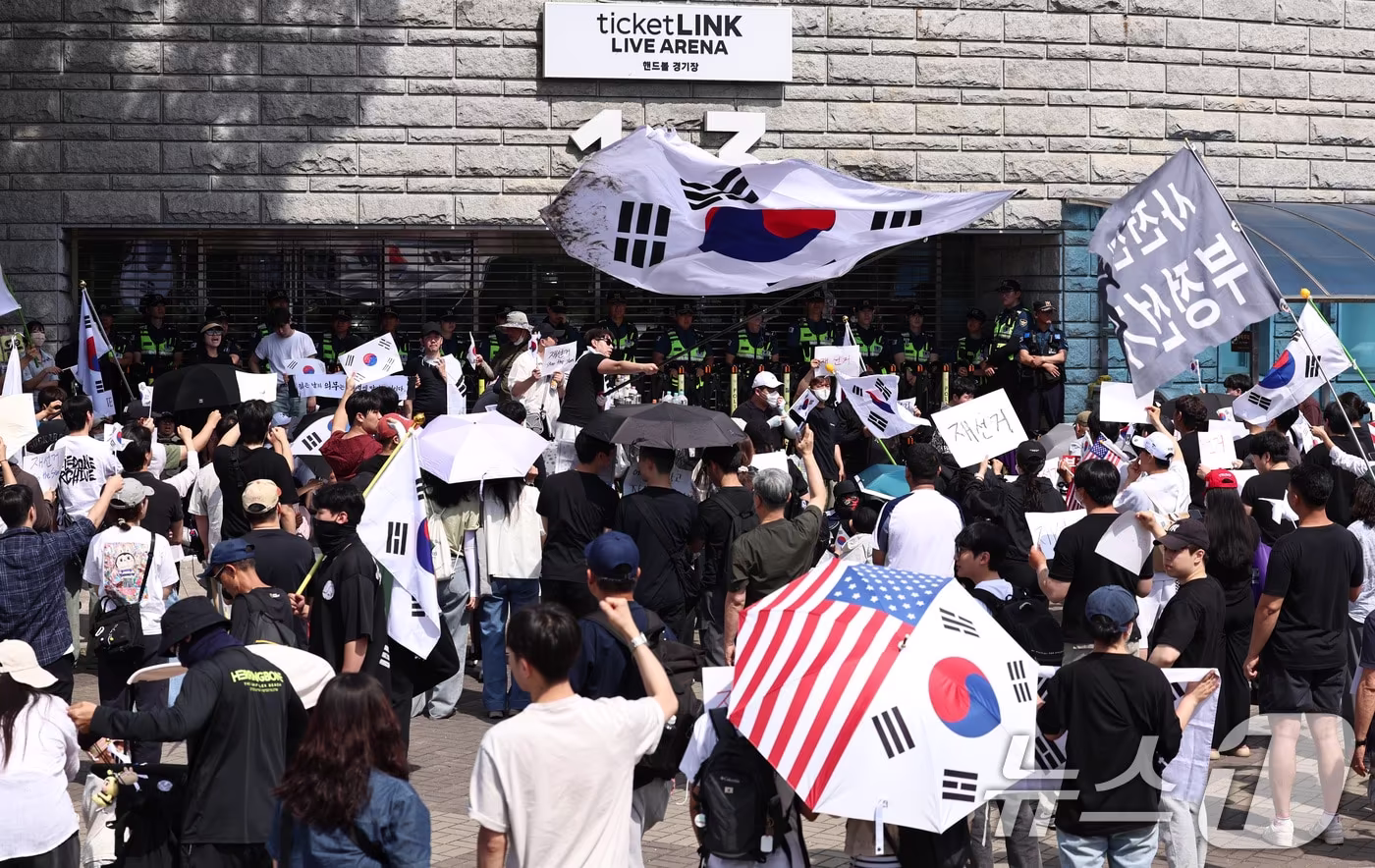 본문 이미지 - 6·3 지방선거 투표용지 부족 사태에 반발한 시민들이 6일 오전 서울 송파구 올림픽공원 핸드볼경기장 개표소 앞에 모여 재선거를 요구하는 구호를 외치고 있다. ⓒ 뉴스1 구윤성 기자