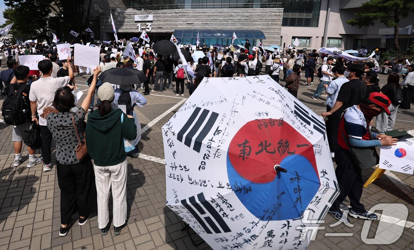 본문 이미지 - 6·3 지방선거 투표용지 부족 사태에 반발한 시민들이 6일 오전 서울 송파구 올림픽공원 핸드볼경기장 개표소 앞에 모여 재선거를 요구하는 구호를 외치고 있다. 2026.6.6 ⓒ 뉴스1 구윤성 기자