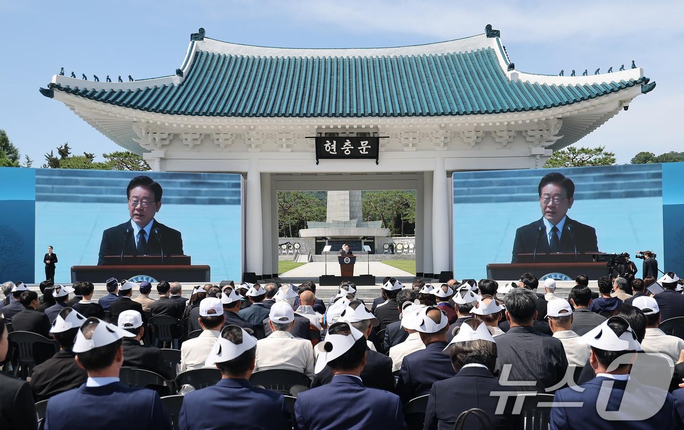 본문 이미지 - 이재명 대통령이 6일 서울 동작구 국립서울현충원에서 열린 제71회 현충일 추념식에서 추념사를 하고 있다. (청와대통신사진기자단) 2026.6.6 ⓒ 뉴스1 이재명 기자