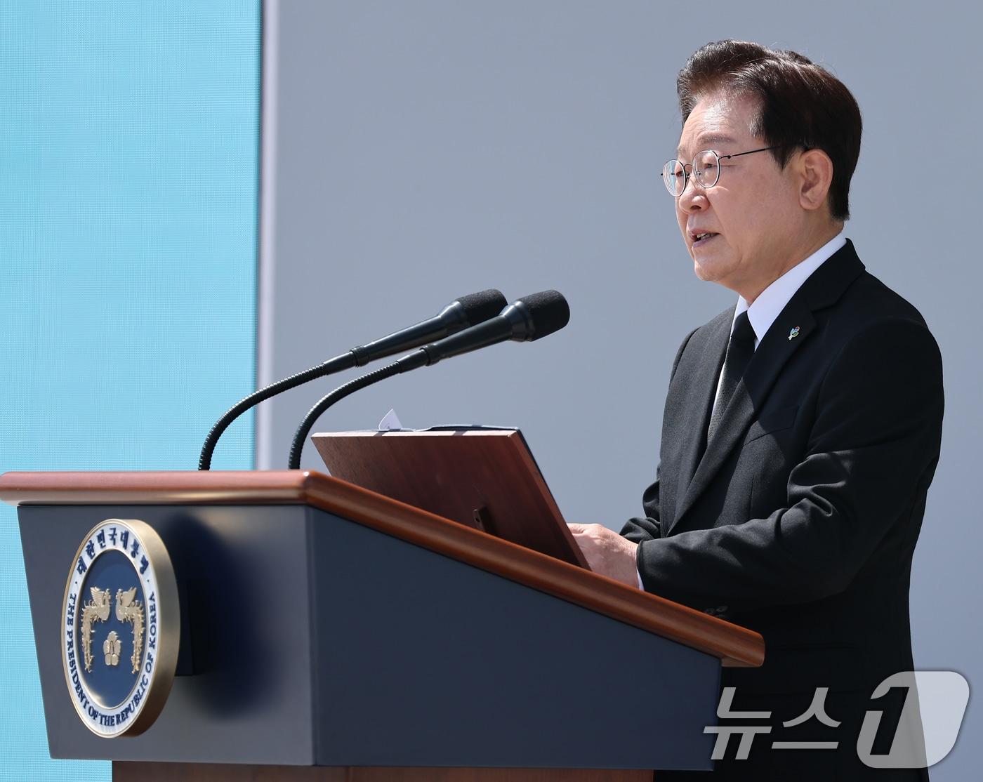 본문 이미지 - 이재명 대통령이 6일 서울 동작구 국립서울현충원에서 열린 제71회 현충일 추념식에서 추념사를 하고 있다. (청와대통신사진기자단) 2026.6.6 ⓒ 뉴스1 이재명 기자