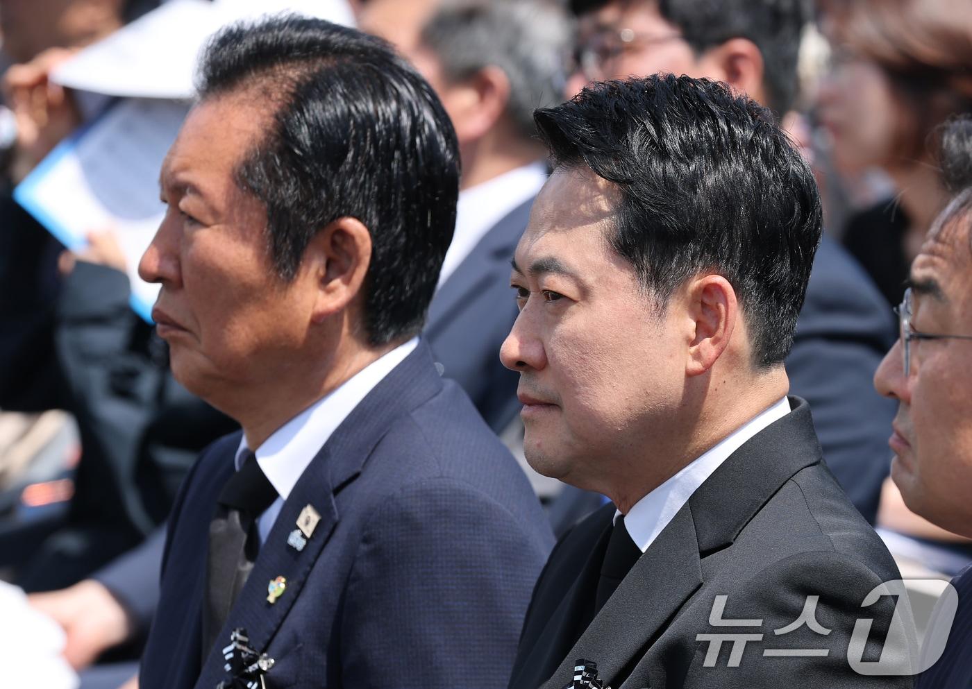본문 이미지 - 정청래 더불어민주당 대표와 장동혁 국민의힘 대표가 6일 서울 동작구 국립서울현충원에서 열린 제71회 현충일 추념식에 참석해 있다. (청와대통신사진기자단) 2026.6.6 ⓒ 뉴스1 이재명 기자