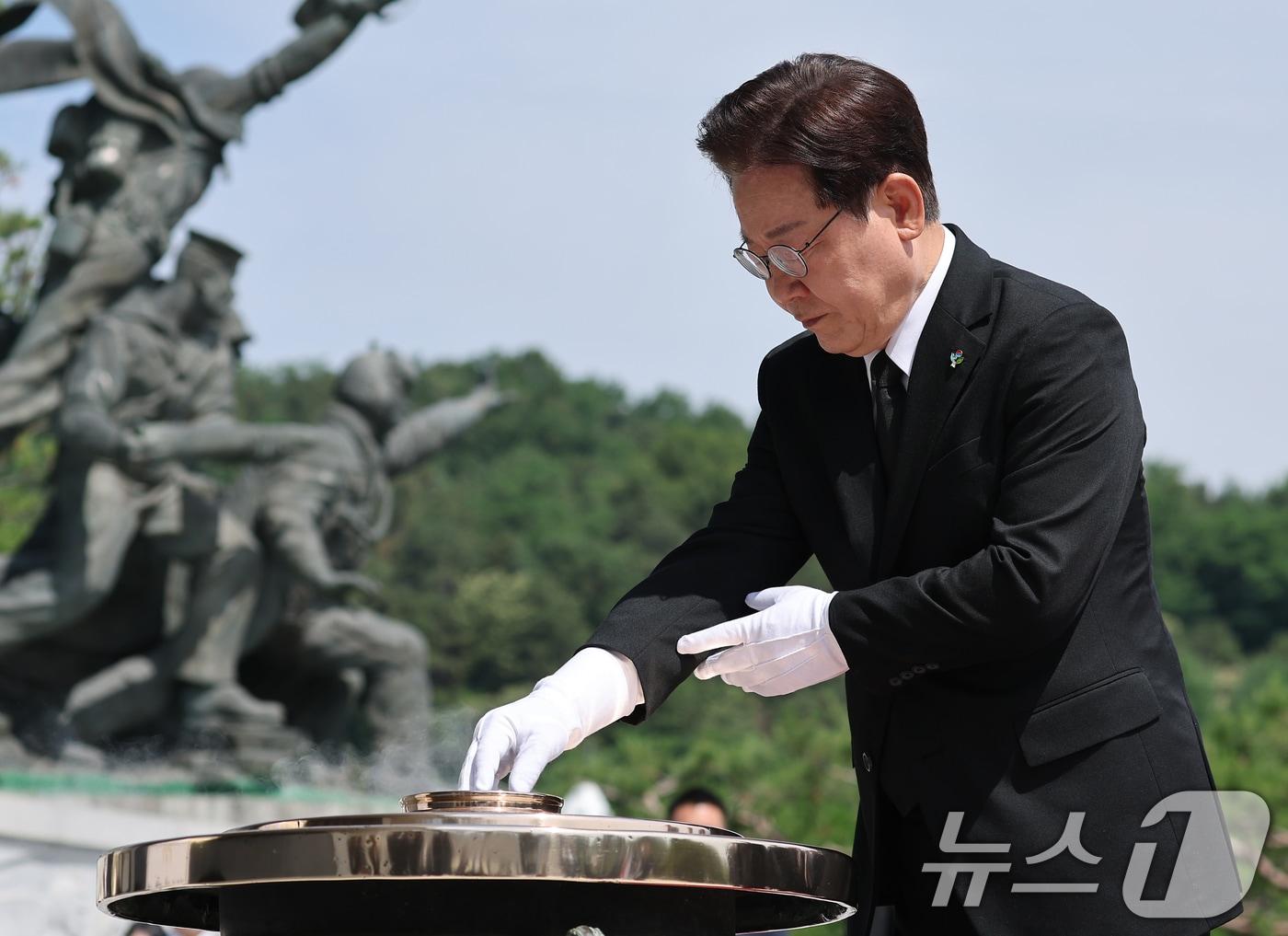 본문 이미지 - 이재명 대통령이 지난 6일 서울 동작구 국립서울현충원에서 열린 제71회 현충일 추념식에서 현충탑에 참배하고 있다. (청와대통신사진기자단) 2026.6.6 ⓒ 뉴스1 이재명 기자