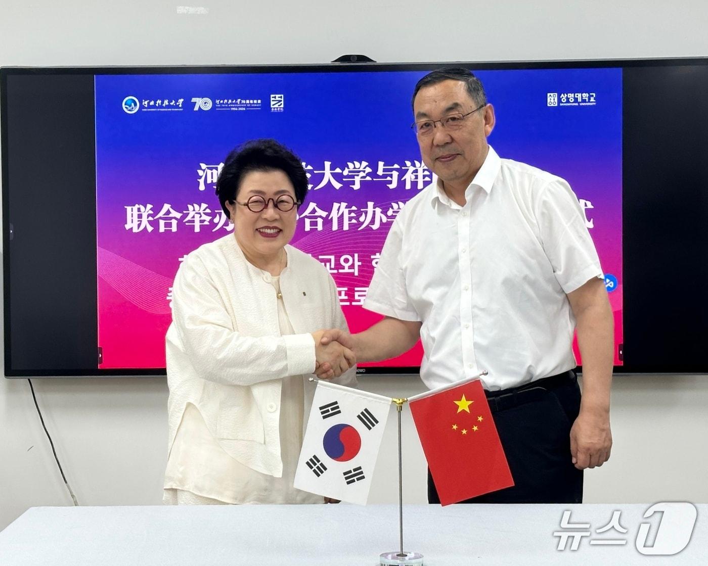 본문 이미지 - 상명대는 지난 5일 중국 하북과기대학교를 방문해 디자인 분야 중외합작판학 사업 재협약을 체결하고 양교 간 교육협력 확대를 위한 교류 협의를 진행했다고 6일 밝혔다. 김종희 상명대 총장(왼쪽)과 이철군 중국 하북과기대 총장(상명대 제공)